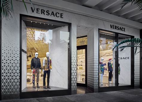 Shops with VERSACE in Hamburg title